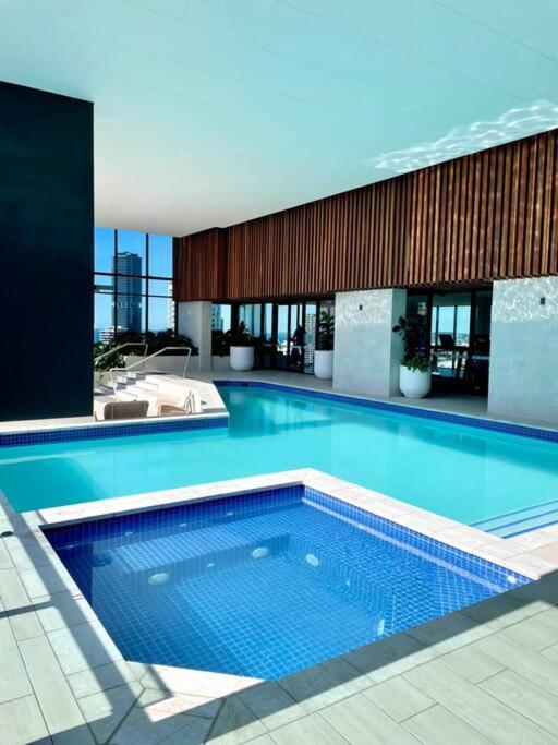 New Impressive 180° River View 1 Bed Apt With Pool 47F Apartment โกลด์โคสต์ ภายนอก รูปภาพ